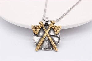 Macro d'un pendentif hache et bouclier viking vintage avec gravures nordiques