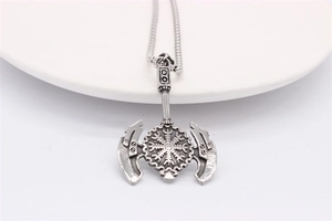 Vue détaillée du pendentif hache Viking avec runes Vegvisir sur chaîne argentée