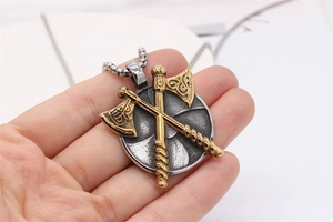 Détail du pendentif hache double viking et bouclier en acier vintage avec placage or