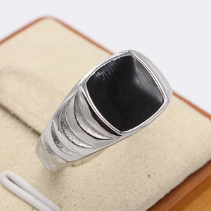 Minimalistischer Herrenring aus Titanstahl mit schwarzem Tropföl-Inlay in Silber
