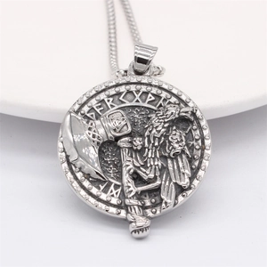 Collier avec pendentif hache viking et corbeau avec runes nordiques en acier poli