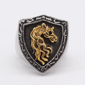 Bague bouclier rétro avec relief de licorne dorée sur anneau en acier argenté