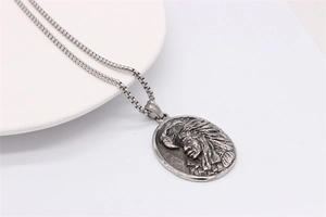 Vue détaillée du pendentif vintage en acier avec aigle et chef amérindien gravé