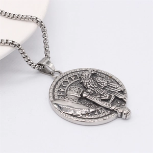 Collier pendentif Viking corbeau et hache en acier inoxydable avec motifs de runes nordiques