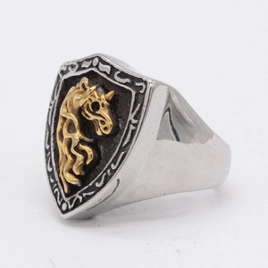 Bague bouclier rétro avec relief tête de cheval dorée en acier titane style punk