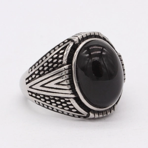 Bague vintage pour hommes en acier titane avec pierre noire ovale et design en relief