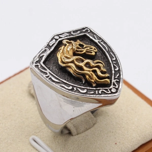Bague chevalière rétro bicolore en acier inoxydable avec tête de cheval dorée et bouclier