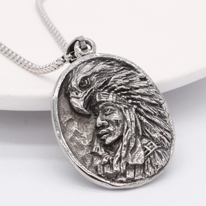 Pendentif vintage en acier argenté avec chef indien et plumes d'aigle sur chaîne carrée