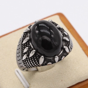 Chevalière ovale vintage pour homme en onyx noir avec des motifs gravés rétro argentés