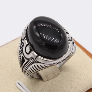 Bague vintage pour homme avec pierre noire ovale et gravures de plumes en acier argenté
