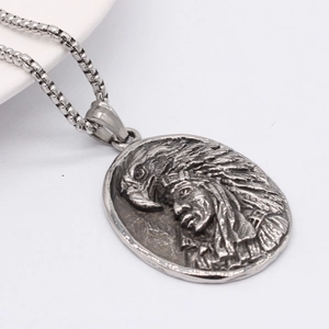 Collier vintage avec pendentif aigle et chef indien sur une chaîne à perles carrées