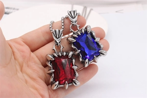Gros plan du pendentif griffe de dragon rétro avec de grandes pierres rectangulaires