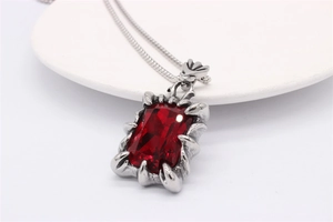 Détail macro du pendentif rubis rouge carré gothique avec monture à griffes en argent