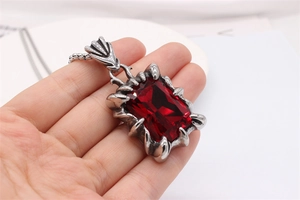 Pendentif gothique avec un grand rubis rectangulaire et griffes en argent antique