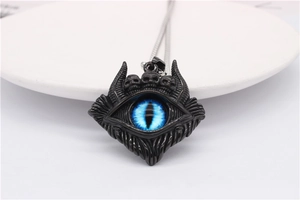 Gothic-Anhänger mit tiefblauem bösem Auge und Mini-Totenköpfen mit Metalldetails