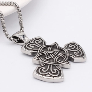 Collana con pendente nodo celtico vintage in acciaio inossidabile con finitura argento