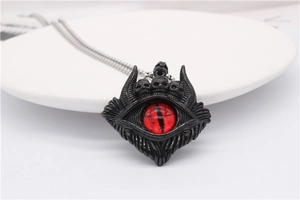 Detailaufnahme des Gothic-Totenkopf-Anhängers mit roter Augperle an einer Silberkette