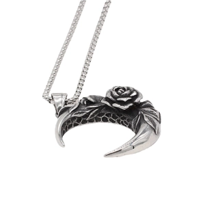 Pendentif croissant de lune rétro en acier inoxydable avec rose sculptée sur chaîne à mailles