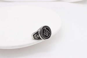 Macro shot of Freemason steel ring with VIRTUS JUNXIT MORS NON SEPARABIT engraving
