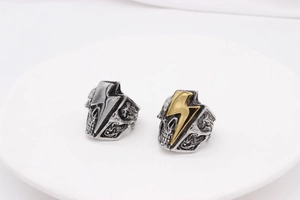 Detail von Vintage-Totenkopf- und Blitzringen in Silber- und Gold-Finish