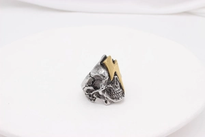 Detailansicht eines Vintage-Totenkopfrings mit geprägtem Blitz im harten Punk-Stil