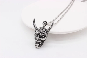 Detailaufnahme des gotischen Edelstahl Hannya-Anhängers mit aufwendigen Schnitzdetails