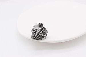 Nahaufnahme des silbernen Vintage-Rings mit Blitzsymbol und seitlichen Totenkopf-Reliefs
