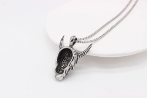 Detailansicht eines Punk-Ochsenschädel-Anhängers mit Vintage-Finish auf Edelstahlkette