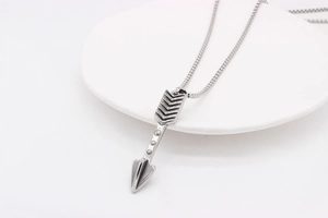 Détail du pendentif flèche argent rétro avec détails géométriques et chaîne serpent