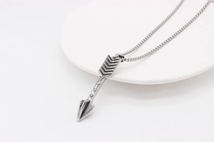 Vue détaillée du pendentif flèche de Cupidon en argent rétro sur chaîne square foxtail