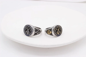 Detailaufnahme der Freimaurer-Ring mit schwarzer Emaille-Gravur und Masons Symbolen
