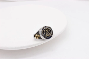 Makroaufnahme eines Freimaurer-Siegelrings mit blauem Emaille und goldenem Winkelmaß