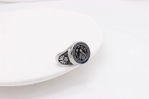 Details des blauen Emaille-Freimaurersymbols und der Gravur auf dem Herrenring