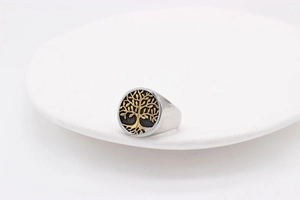 Dettaglio macro dell'albero della vita su anello in acciaio inossidabile oro e argento