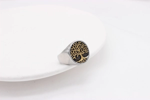 Macro di anello a sigillo argento con albero della vita dorato e incisioni nere fini