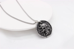 Detailaufnahme des Vintage-Totenkopf-Anhängers an einer Gliederkette aus Edelstahl