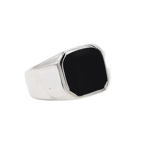 Chevalière minimaliste en acier argenté avec pierre carrée noire polie