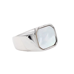 Bague chevalière minimaliste avec nacre blanche carrée en acier inoxydable poli