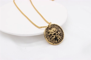 Vue macro du collier pendentif tête de mort gothique avec détails gravés sur fond blanc