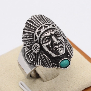Anello vintage capo indiano in acciaio argento con pietra turchese su porta gioielli