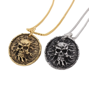 Pendentif Médaillon Crâne en Acier Titane Vintage pour Hommes Hip Hop Gothique Rétro Forme de Pièce Ronde Accessoire Bijoux
