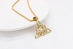 Détail du pendentif nœud celtique Triquetra doré sur une chaîne à mailles serrées