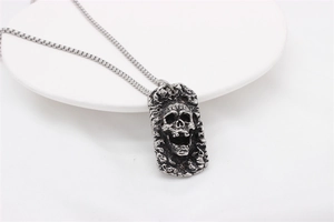 Makroaufnahme von Vintage-Punk-Totenkopf-Anhänger mit Steinstruktur auf Schachtelkette