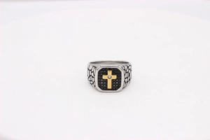 Detailansicht eines Herren-Siegelrings mit goldenem Kreuz und strukturierter Ringschiene