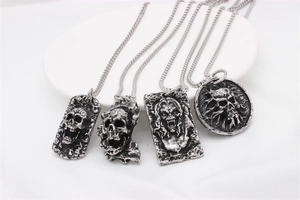 Details von vier gotischen Totenkopf-Anhängern in oxidiertem Silber-Finish