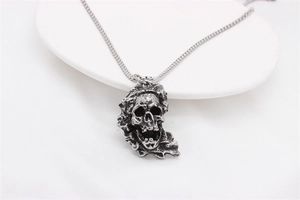 Nahaufnahme des Vintage Punk Totenkopf-Anhängers in Altsilber auf weißem Tablett