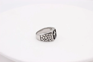 Detail eines Vintage-Herrenrings mit Kreuz, kleinem Diamanten und Riss-Textur aus Stahl