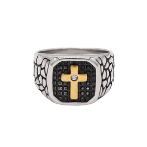Vintage Edelstahlring mit Kieseltextur und goldenem Kreuz auf schwarzem Netzgrund
