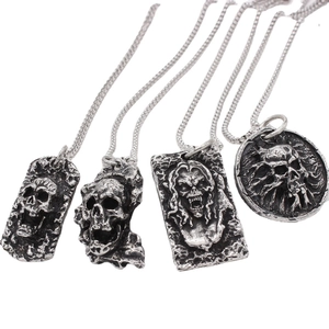 Vintage Punk Totenkopf-Anhänger in antikem Stahl-Finish auf weißem Hintergrund