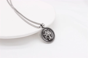 Dettaglio della collana con ciondolo a testa di tigre argento e catena a scatola